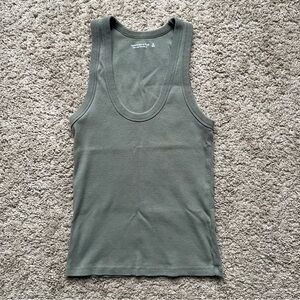 Abercrombie Essential Rib Tuckable Scoopneck Tank in Olive, Size Medium
